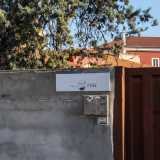 Sul cancello d�ingresso � per� presente l�insegna (seppur quasi cancellata) del Teatro Duse. Segno che l�edificio in tempi pi� o meno recenti � stato utilizzato